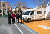 Imatge de l'alcalde durant la visita d'aquest divendres a la nova zona d'estacionament d'autocaravanes