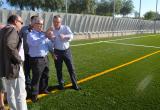 Imatge de la visita de l'alcalde i el regidor d'Esports al camp de futbol del Districte V