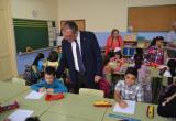 Foto de la visita de l'alcalde i la regidora d'Ensenyament a l'Escola Prat de la Riba