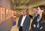 Imatge del regidor i dos dels fills de Josep Maria Baiges Jansà visitant l'exposició