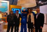 Imatge de l'alcalde i la primera tinenta d'alcalde amb representants de l'Ajuntament de Cambrils a Fitur