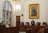 Imatge de l'acte amb l'alcalde de Manresa i el de Balaguer als primers escons de la primera fila