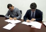 Signatura del conveni entre el regidor Marc Arza, i el president del Gremi de la Construcció del Baix Camp, Gregori Salvat.