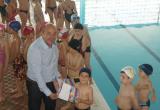 Més de 1.200 alumnes han participat aquest curs al programa «Cap nen sense saber nedar»