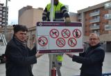 Foto de la instal·lació del senyal a la plaça de la Cultura de la Pau