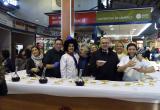 El Mercat Central reparteix 50 quilos de botifarra d’ou durant l’esmorzar de Dijous Gras