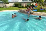 Foto de la visita dels usuaris del casal adaptat a les piscines municipals