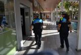 Foto d'una patrulla de la Guàrdia Urbana al centre de la ciutat