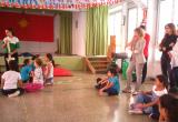 Imatge d'arxiu d'un taller d'higiene postural del curs 2017-2018 impartit per alumnat de la URV a l'Escola Marià Fortuny