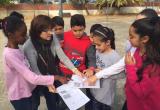 Imatge de l'alumnat de l'Escola Rosa Sensat durant els treballs del projecte Pati 14 de la Fundació Cruyff