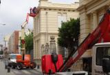 Imatge dels treballs d'instal·lació de la nova il·luminació ornamental a la façana de l'Escola Pompeu Fabra Imatge dels treballs d'instal·lació de la nova il·luminació ornamental a la façana de l'Escola Pompeu Fabra