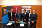 Imatge de la signatura del conveni aquest dilluns al rectorat de la URV