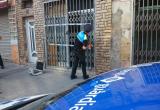 Agents de la Guàrdia Urbana precintant l'establiment (jpg)