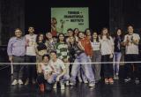 Daniel Recasens i els alumnes de Reus participants al torneig de dramatúrgia. Foto @alex_rademakers