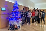 L'alumnat del Col·legi Nostra Senyora del Mar decora l'arbre de Nadal de les oficines municipals de l'antic hospital