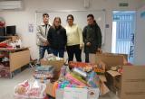 Donació de joguines de l'IFE de Domènech i Montaner al Centre Social El Roser