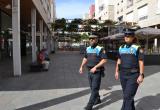 Una parella d'agents de la Guàrdia Urbana patrulla pel centre de la ciutat.