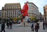 L'estàtua del General Prim embolicada de vermell