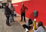Carles Prats a la pintada de pilones carrer Sant Llorenç