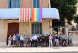 Domàs amb l'arc de Sant Martí al balcó de la Casa Rull
