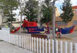 Treballs de la Brigada a la zona de jocs infantils de la plaça del Racó de l'Avi