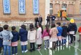 El regidor Recasens presenta el Passaport Cultural als alumnes de l'escola Prat de la Riba