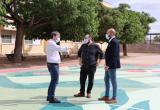Els regidors Subirats, Recasens i Cuerba a la pintada de l'escola Eduard Toda