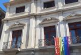 Domàs amb els colors de l’arc de Sant Martí, símbol del col·lectiu LGBTI