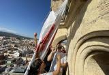 Hissada de la bandera de Reus al campanar de Sant Pere