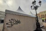 Pintada en una carpa de Sant Jordi a la plaça del Mercadal