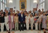 Foto de família del reconeixement als docents jubilats del curs 2022-2023