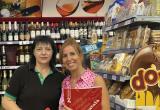 La Raquel, tècnica del CNL, amb la responsable d'un dels comerços aprenents d'aquest estiu.