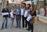 El regidor de Cultura i Joventut, Joaquim Sorio, acompanyat per diversos dels creadors seleccionats per L'Interruptor