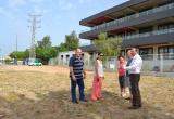 Imatge del solar destinat a nou aparcament a Sol i Vista durant la visita del regidor de Via Pública Hipòlit Monseny