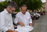 Imatge de la visita dels regidors Marc Arza i Hipòlit Monseny a la zona d'estacionament de la Riera Miró