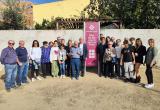 Foto de família amb la placa del parc infantil en memòria de Carles Macaya Prats.