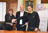 Imatge de la signatura del conveni entre l'Ajuntament de Reus i el Reus Deportiu pel torneig Joan Petit Imatge de la signatura del conveni entre l'Ajuntament de Reus i el Reus Deportiu pel torneig Joan Petit