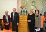 Imatge de la presentació del Premi Internacional de Dansa Roseta Mauri 2017, amb els premis al centre de la imatge