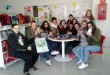 Imatge de joves d'instituts de Reus que han participat a la campanya de recollida de mòbils en desús amb els aparells recolli