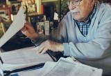 Imatge de Xavier Amorós Solà consultant els seus fons documentals
