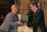 La presidenta de la Unió de Botiguers de Reus, en el moment de recollir el premi de mans del president