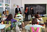 L'alcalde i la regidora durant la visita a l'escola Marià Fortuny.