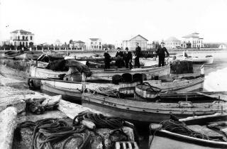 «Les barques de pesca amarrades al port de Salou», any 1925. Foto: Fèlix Ruiz García. Fons CIMIR-IMMR.
