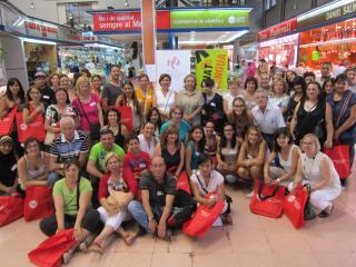 Fotografia de família de tots els participants al «Joc de llengües» del Mercat Central
