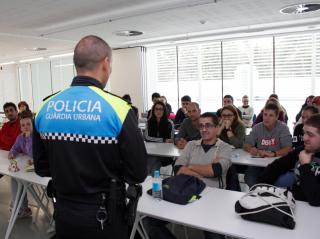 Formació de la Guàrdia Urbana als alumnes del centre de formació d’Adults Marta Mata