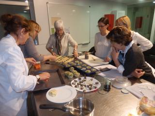 Foto d'un taller de cuina dels centres cívics de Reus