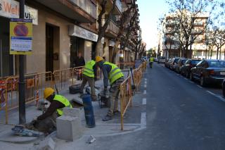 Foto de les obres de millora de voreres al carrer Font de Rubinat