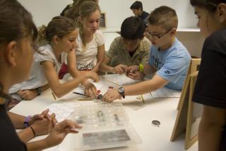 Alumnes d'Almoster durant el taller «El Museu ... quina mina!».