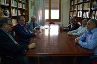 L'alcalde de Reus, el comissari de l'any Fortuny i el regidor de Cultura i Joventut amb membres del Centre d'Amics de Reus. 