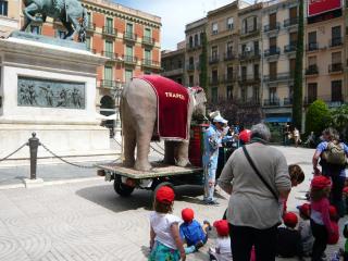 L'elefant del Trapezi, ahir a la plaça Prim amb un grup d'infants